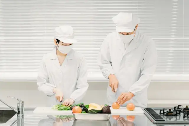 【調理スタッフ】松元学校給食センターの調理員募集♪（未経験OK・子育て世代活躍中・週3日～）