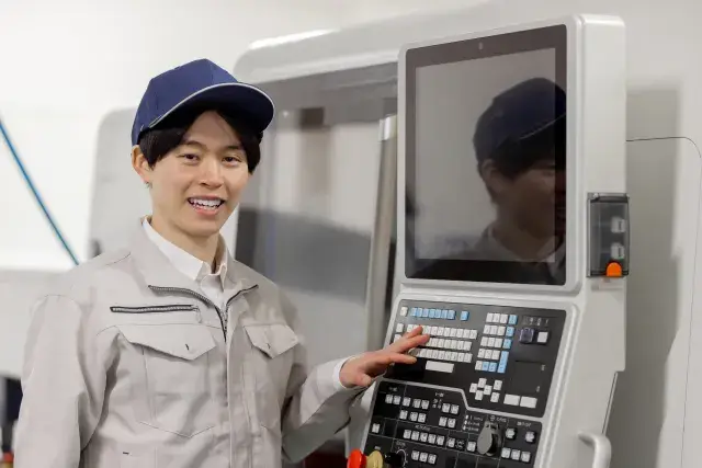 【未経験OK×時給1300円】交替制で収入アップ！プラスチック製品の製造・検査スタッフ募集／将来的に派遣先企業での正社員登用の可能性あり！
