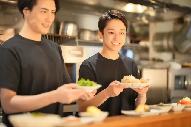 【居酒屋の店内スタッフ（調理メイン）｜天文館エリア】未経験OK！包丁の握り方から学べる環境です♪｜月給24万円～・無料の賄い付き