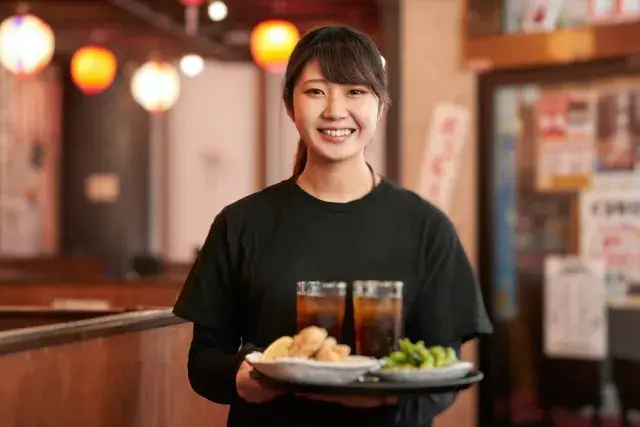 【週末メインも可能｜週2日・1日3時間～OK！】天文館の居酒屋店内スタッフ（ホールがメイン）｜未経験歓迎｜時給1,200円～・まかないあり
