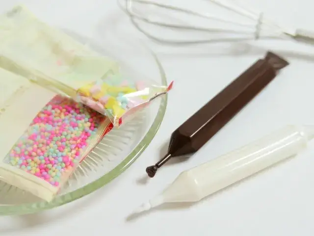 【2ヶ月限定！短期募集】未経験OK！チョコペンなどの食品製造工場での検品・包装・梱包作業スタッフ募集！