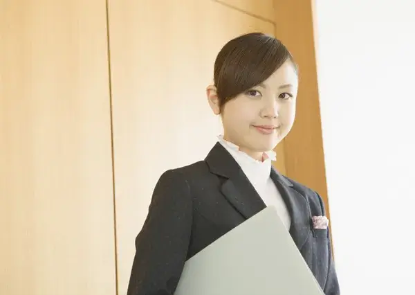 ホテル受付スタッフ募集 ＜人と話す事が好きな方に最適/週休2日制＞