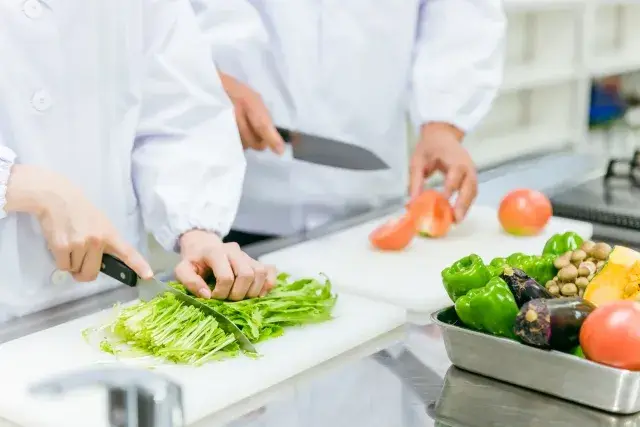 ＜お昼15時までの勤務＞家庭料理の延長感覚で働けます♪