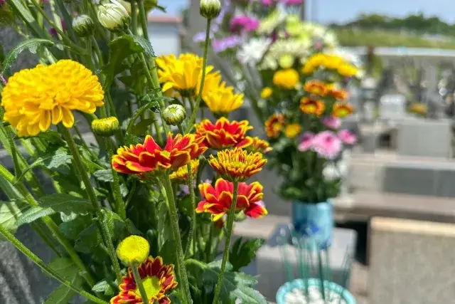 自然に囲まれた落ち着いた霊園で納骨や清掃の心をこめたお仕事を