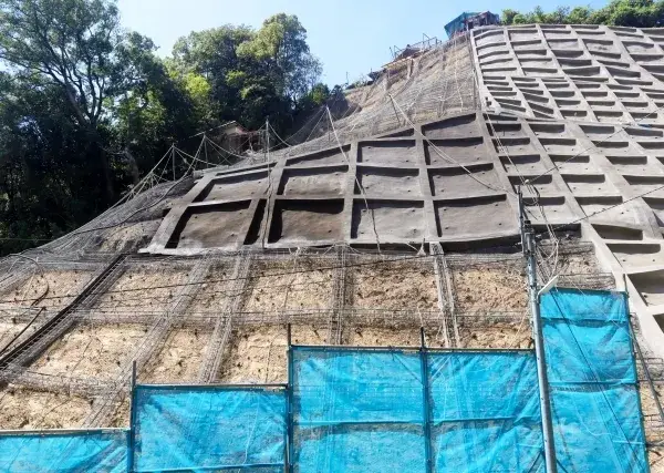 「地面を支える、誇れる仕事。」法面作業員募集！