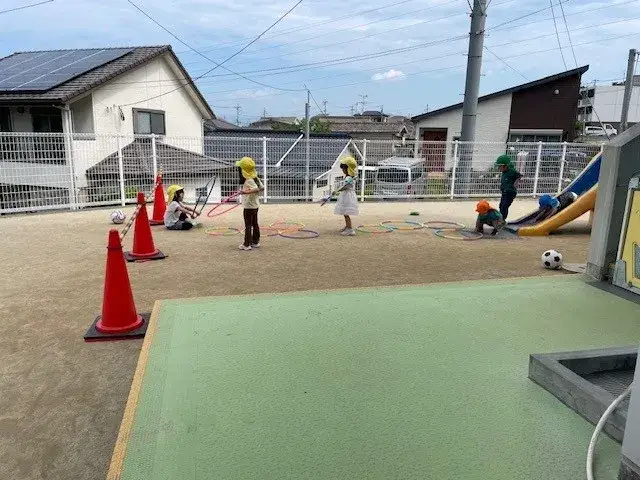 《保育士募集》子ども主体の保育を目指しています。 子どもたちの「やりたい」に話し合い、 チームとして子どもたちを見守ります。